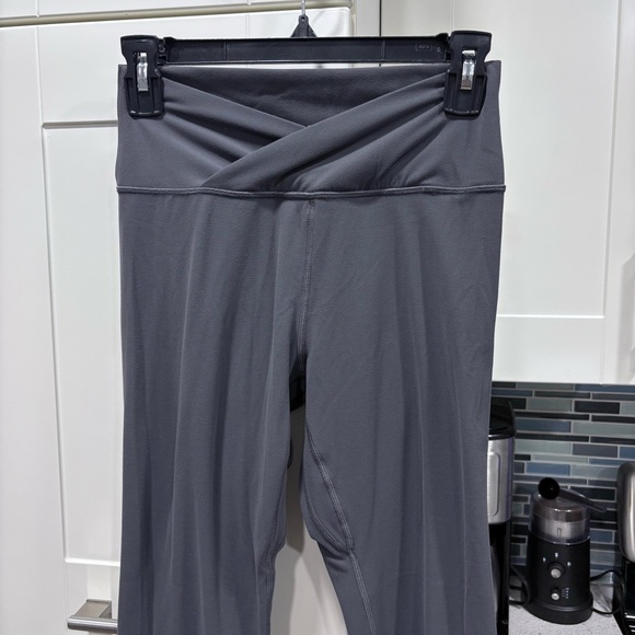 Aritzia Golden BUTTER Crossover Hi-Rise 26" Legging - Picture 4 of 8